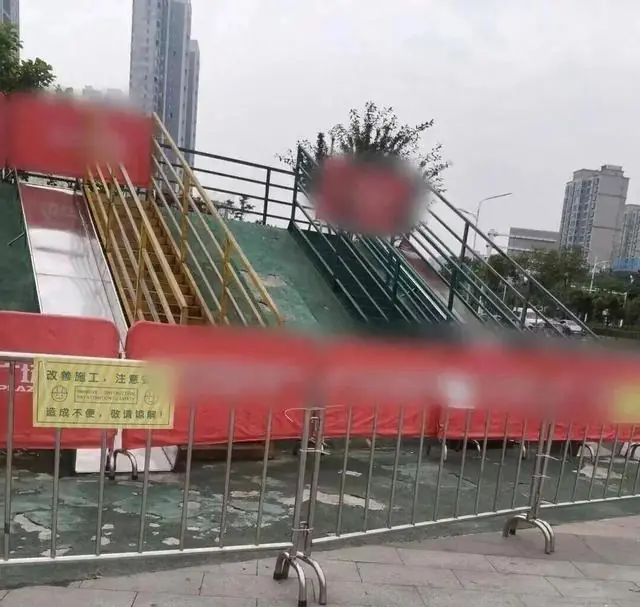 “爸爸我的手指没了”,2岁女童坐滑梯夹断小拇指,辗转三地连夜接指;父亲:娃现在怕人看见,出门要包着手;滑梯焊接处存缝隙,商场回应