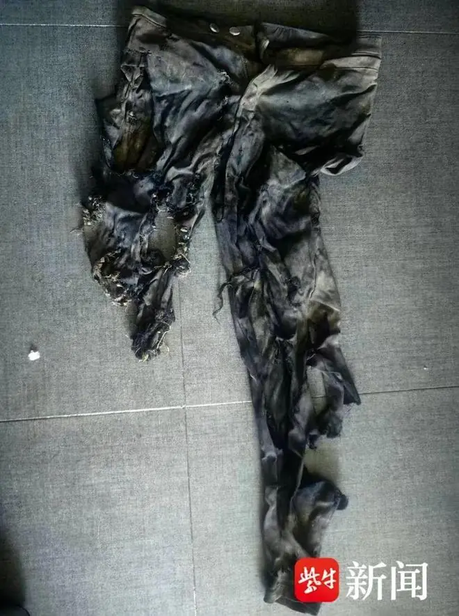 失联8天,在新疆遭泥石流卷走的苏州母子已被找到,均不幸遇难:母亲的遗体在下游水库中被先行找到;约20分钟后,孩子的遗体也被找到