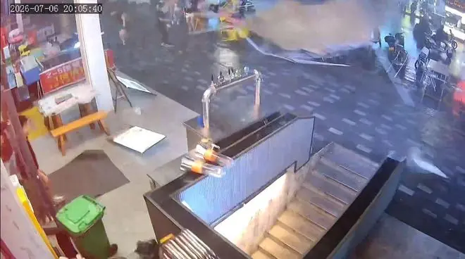 湖北黄冈一商铺监控记录下龙卷风瞬间,商户:就几分钟威力太大了,女客人被风刮倒受伤