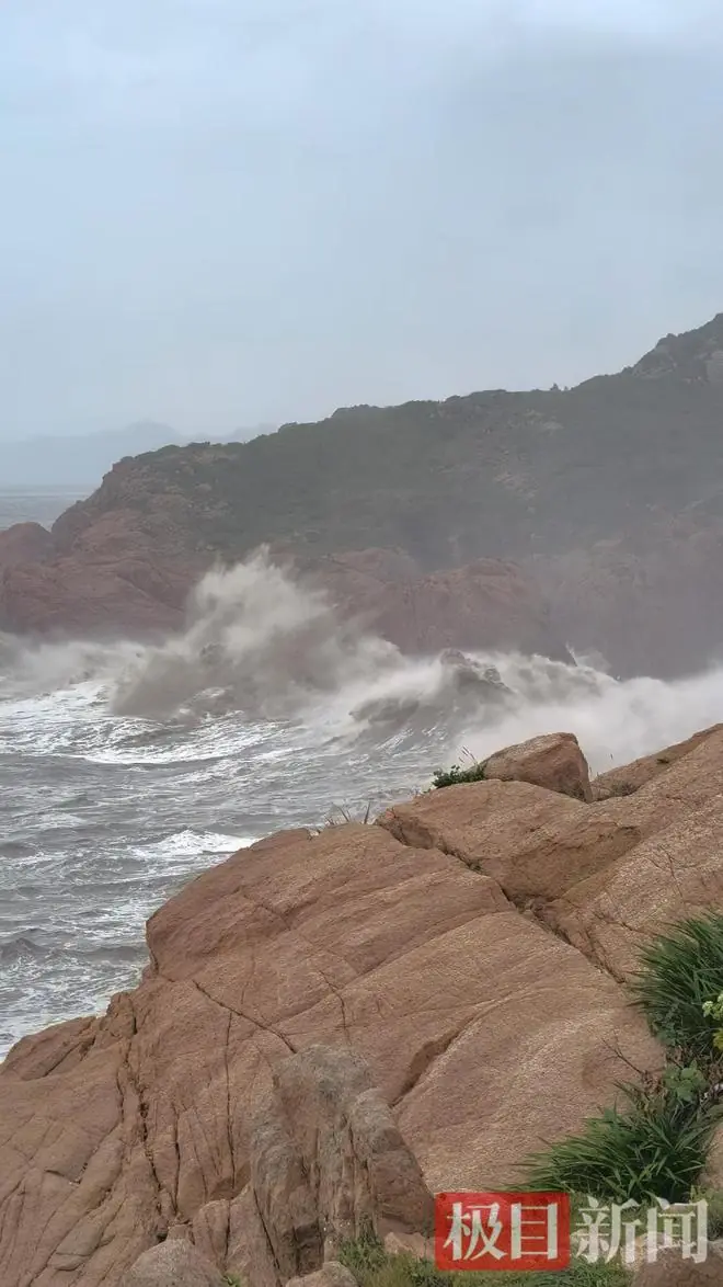 台风巴威即将登陆,记者在福建霞浦海边直击:海水拍打礁石掀起近十米巨浪,狂风来袭险难站稳,风雨直灌入耳