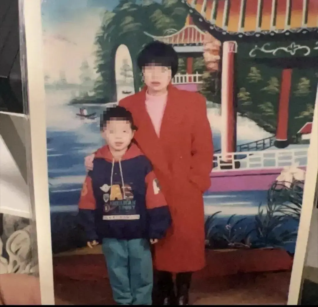 “我妈妈身高1米6,花坛只有1米多,不知道他们怎么把我妈妈放进去的”