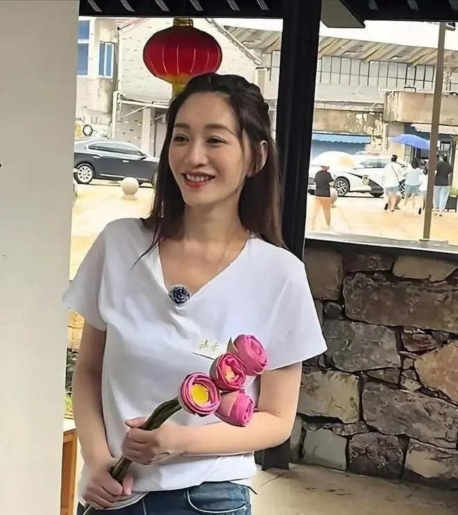 “生图王者”李小冉又被偶遇,真人好清秀,哪像50岁的?