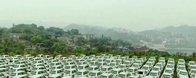 重庆荒山上发现大量废弃电车,整整齐齐停满山坡,到底是什么原因