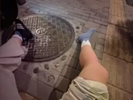 “谁把我车祸掉的鞋捡走了?”青岛女生交通事故后发帖寻鞋 阿迪达斯意外回应
