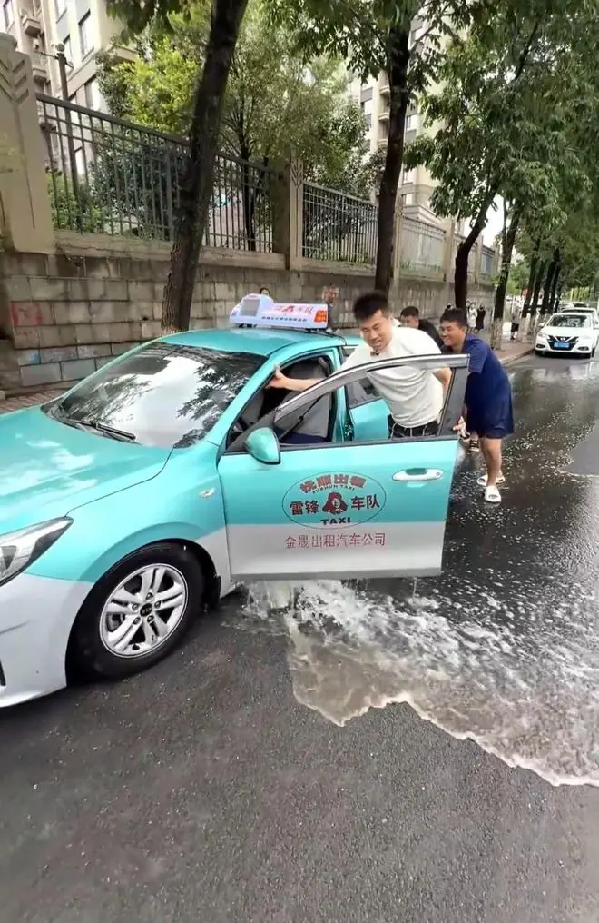 降雨强度超历史极值,辽宁抚顺遭特大暴雨3596人紧急转移,不少车辆被淹,男子和朋友驾越野车4小时救出8辆车