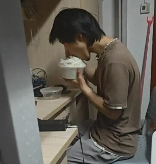 男大体育生只吃白米饭,被发网上,妈妈哭着说:我儿子一个月600