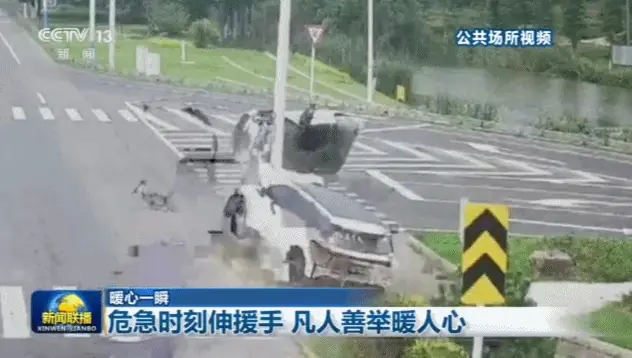 事故车辆落水,渔船突发大火,危急时刻他们冲了上去!