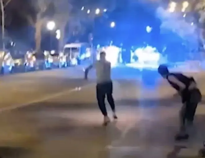 摩洛哥球迷暴怒!在法国街头制造骚乱:攻击警察 焚烧车辆 交通瘫痪