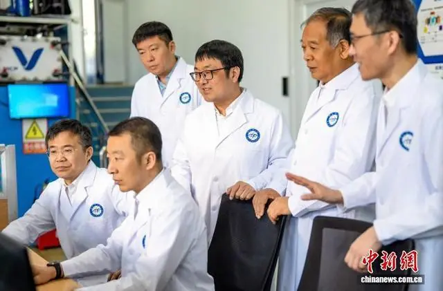 李先锋团队成员在实验室交流研讨。中国科学院大连化物所 供图