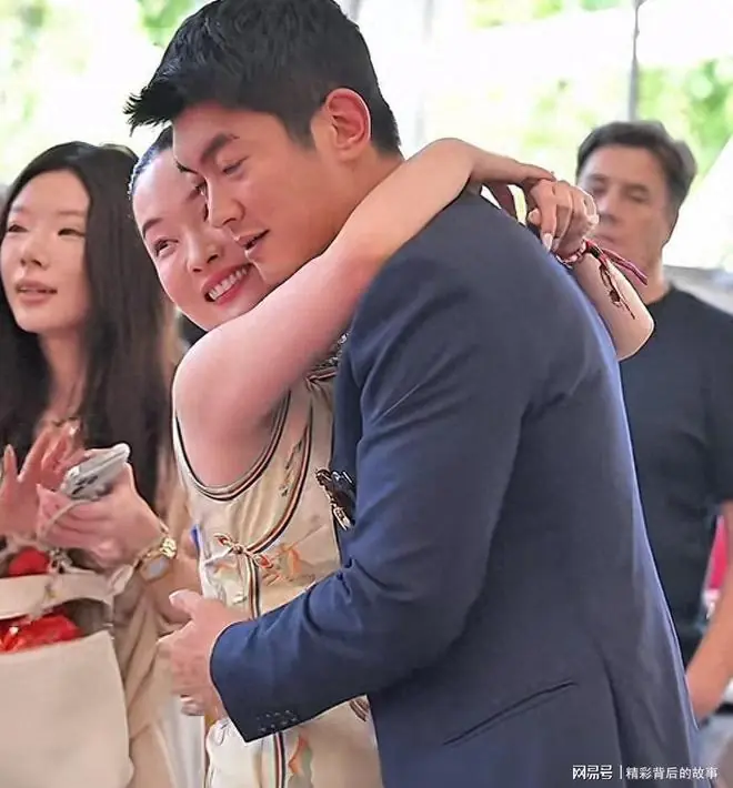 霍思燕夺冠扑向杜江拥抱,他下意识后撤半步,肢体藏不住婚姻真相