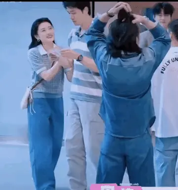 58岁周涛看彭冠英的眼神火了:端庄了一辈子,遇到帅哥也绷不住