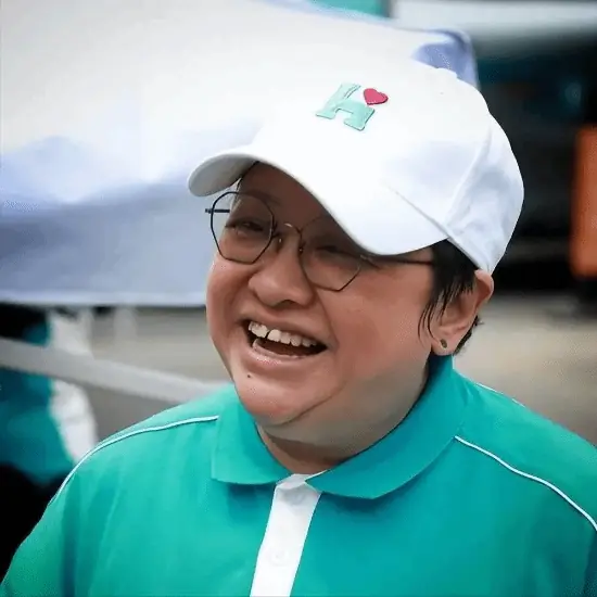 因走个面被质疑道德绑架!韩红基金会再回应买苹果万元电脑、相机等:始终严守底线