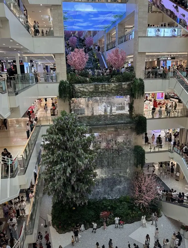一商户负责人在西安赛格商场坠亡,生前好友:他曾变卖门店发工资,几年前已有抑郁倾向