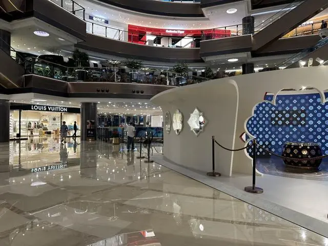 周大福“贴脸开大”LV?快闪店开到LV门口 大方展示传统宝相花纹,周大福门店:是新品常规线下展出,选址由公司和商场提前确定