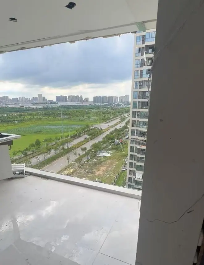 黄冈男子被龙卷风从12楼“吹”落仍昏迷,表哥来不及穿长裤,来回跑楼梯救出表弟全家