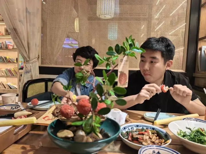 游客在西安一家餐厅品尝以“一骑红尘妃子笑,无人知是荔枝来”为灵感开发的陕菜新品“妃子笑”(2026年5月26日摄)。新华社记者张京品摄