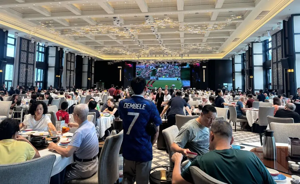 追光丨哨声一响,广东人把早茶店吃成观赛席