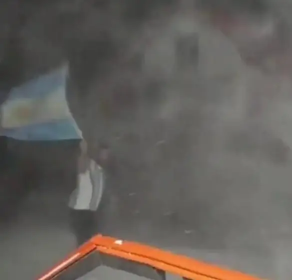 纯粹热爱,阿根廷南极科考站员工在漫天风雪中庆祝球队晋级世界杯决赛