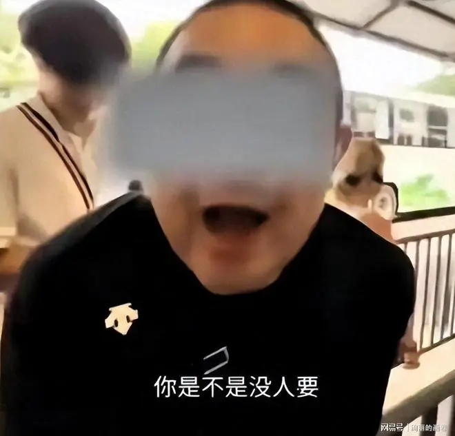 “跪舔”导游彻底栽了!拘留只是前菜,饭碗砸烂还连累整个旅行社