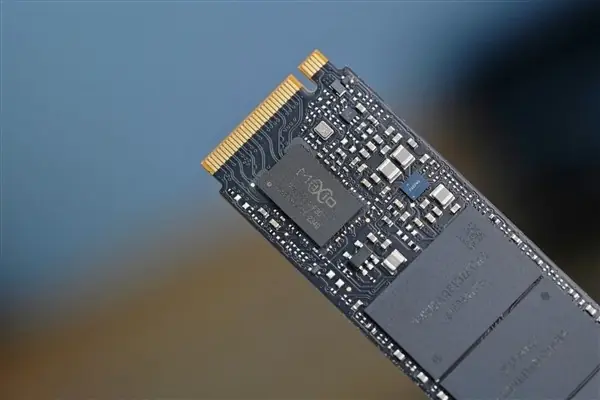 AI算力驱动存储芯片价格暴涨,SSD与内存零售价翻倍,行业热度空前