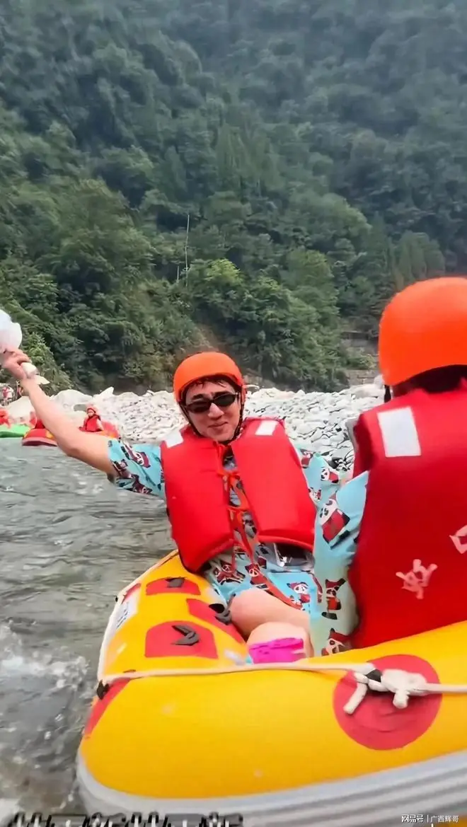 笑疯了!林更新漂流被粉丝认出狂浇到抱头求饶成落汤鸡