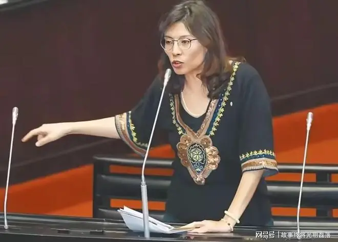 全程面色阴沉!郑丽文罕见表态,一句话道尽台湾无奈现状!
